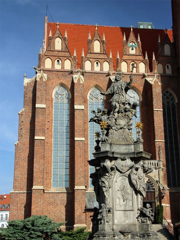 Statue des heiligen Johannes Nepomuk und die Heilige Kreuz Kirche
