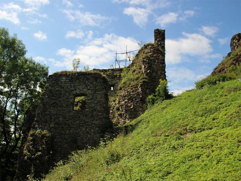 Ruinen vom Hrad Tolštejn (Burg Tollenstein) 