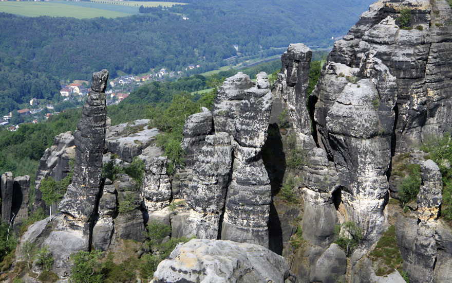 Blick über die Schrammsteine ins Elbtal bei Krippen