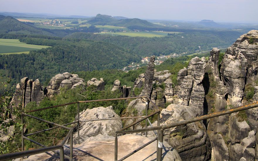 Blick zur wild zerklüfteten Schrammsteinkette