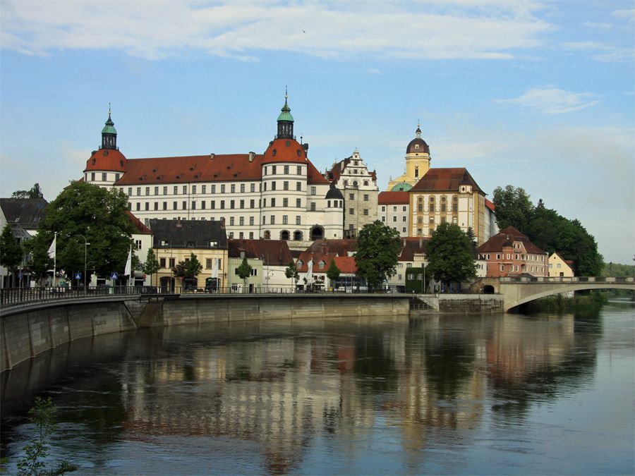 Donau am Neuburger Schloss